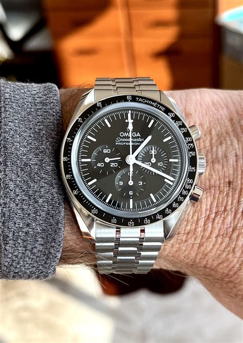 Mirco Ajust clasp now standard on Speedmaster Moonwatch.